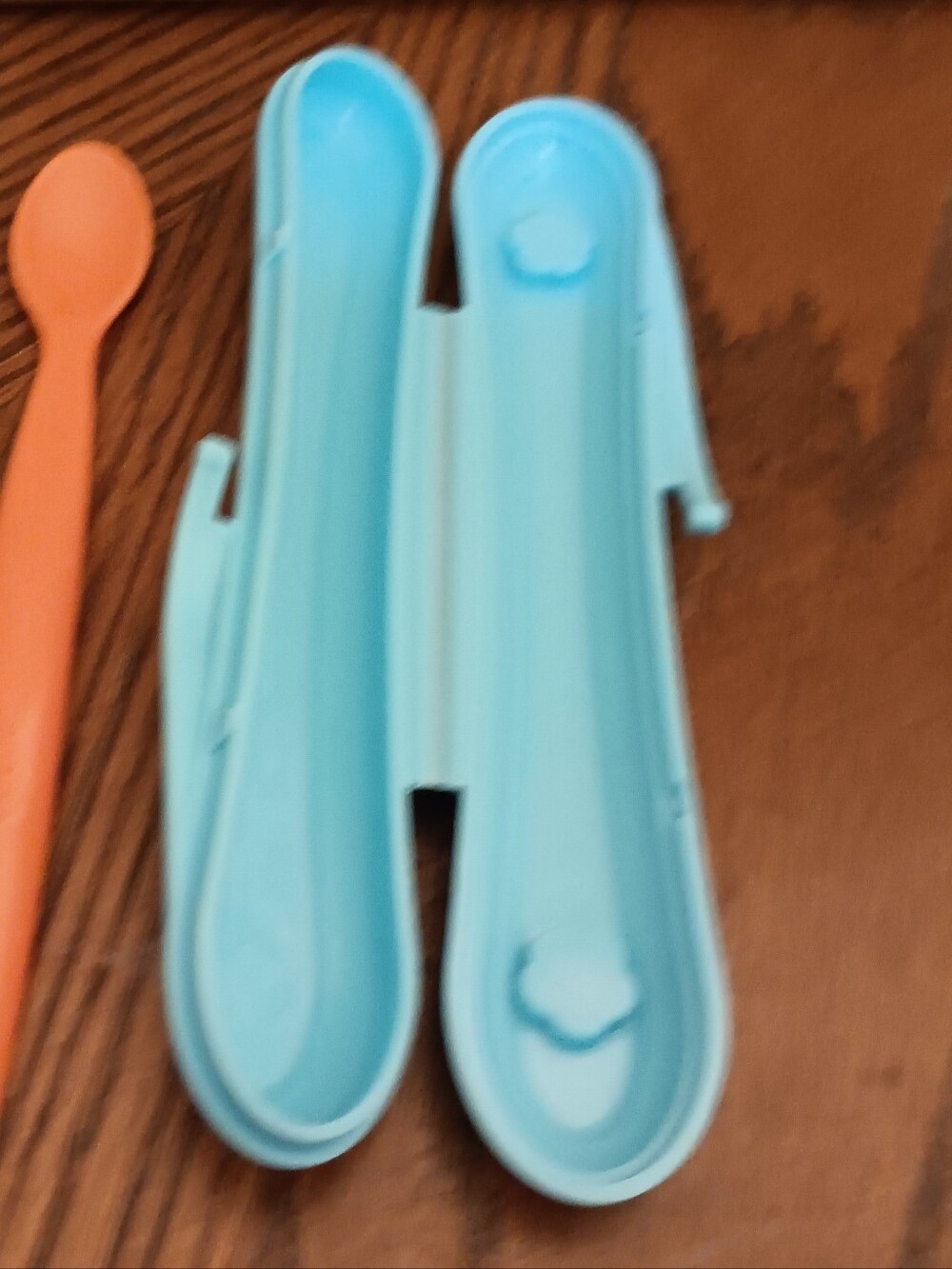 Tupper Kids Plate Set/4 & Spoon In Case - Picture 5 of 8